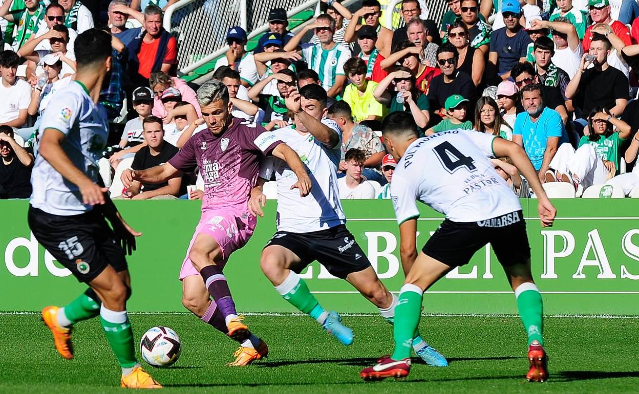 Álex Gallar, en una de sus conducciones rodeado de contrarios ante el Racing. 