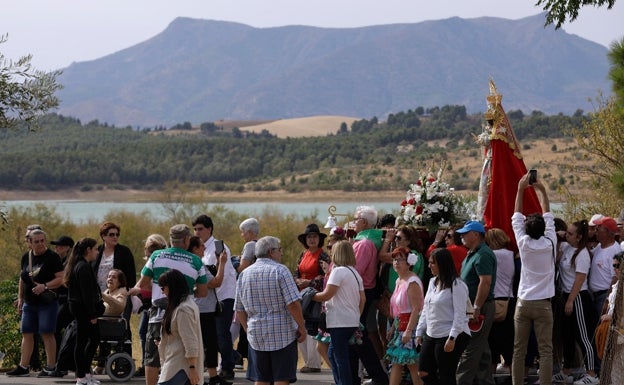 Galería. La Virgen del Rosario, a su paso junto al embalse bajo el que se encuentra la localidad de Peñarrubia. 