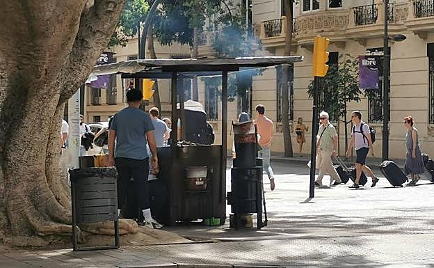 Pese al calor, los puestos de castañas ya están instalados en Málaga. 