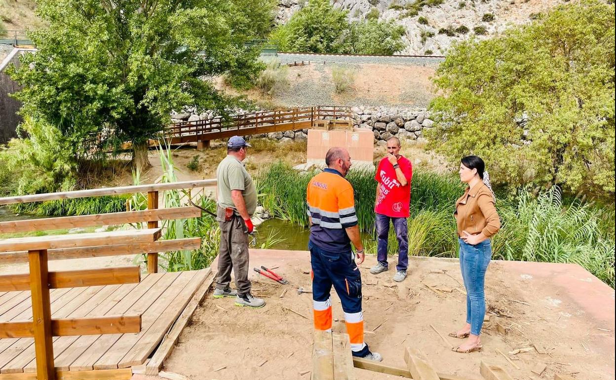 Trabajos en la zona, con la presencia de la regidora, entre otros. 