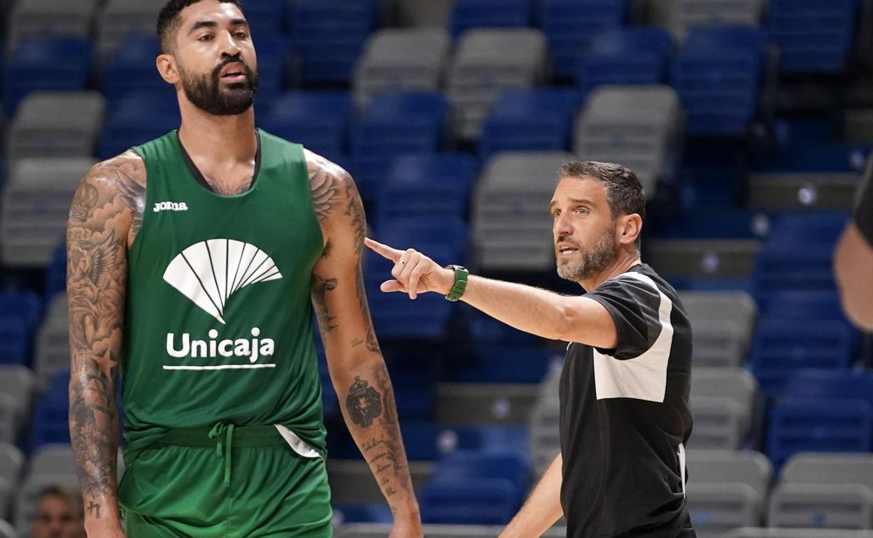 Navarro da instrucciones en el entrenamiento que esta mañana realizó el Unicaja. 