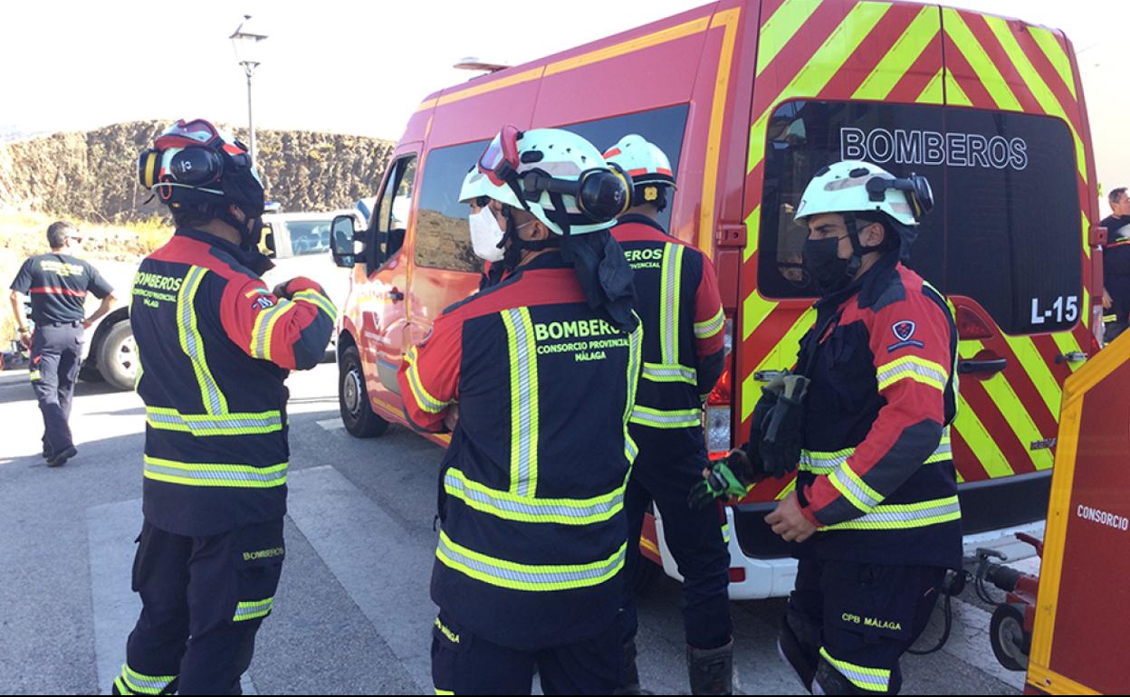 Han intervenido los parques de Bomberos de Manilva y Estepona para excarcelar a la víctima