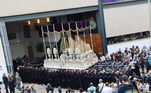 Salida de la Virgen del Mayor Dolor en su Soledad desde la casa hermandad. 