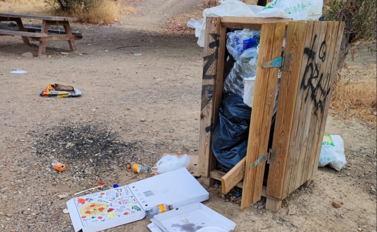 Vista de las papeleras en el mirador. 