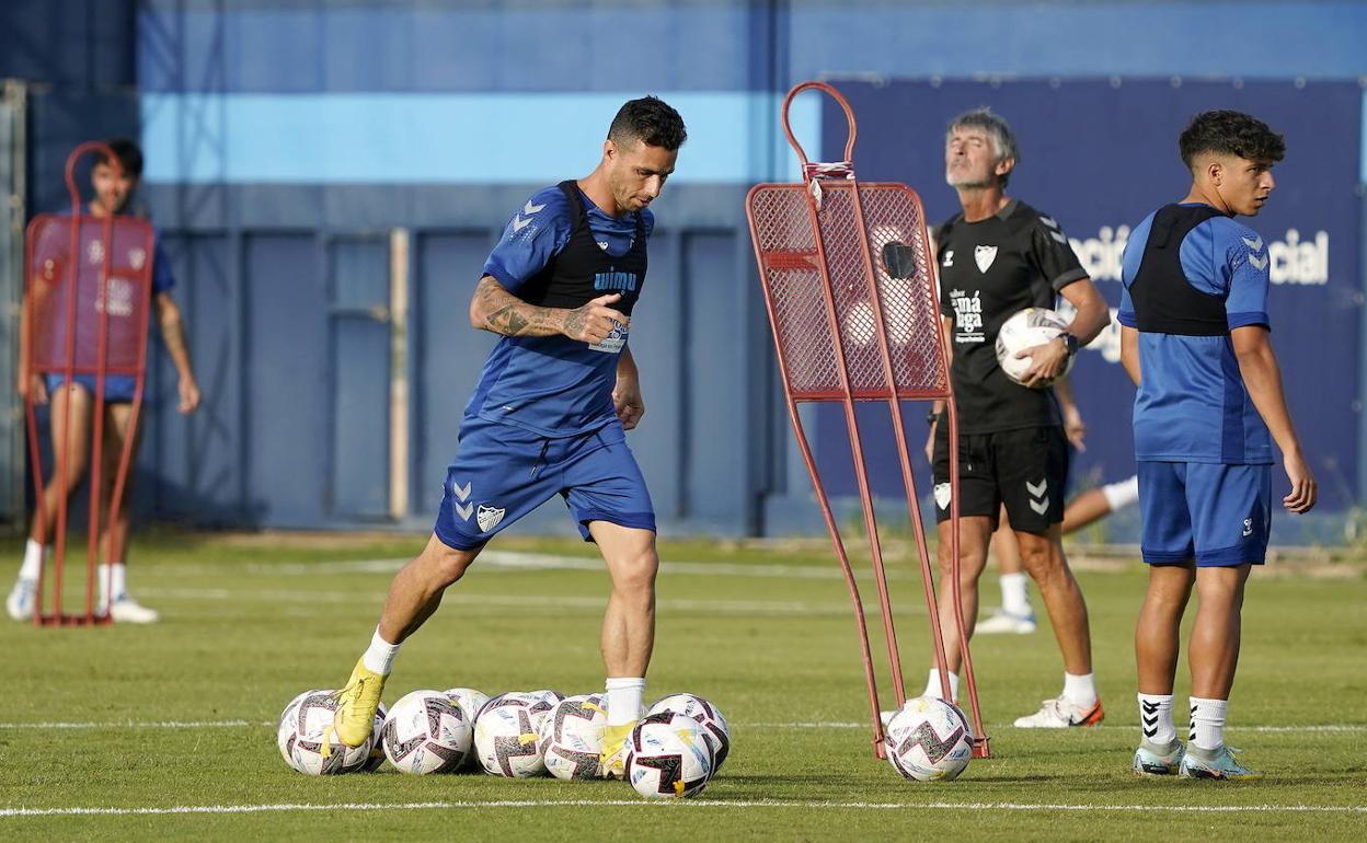 Rubén Castro, junto al preparador físico (Nacho Oria) y Haitam, en el entrenamiento de este martes. 