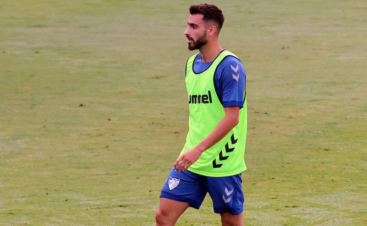 El jugador del Málaga, Luis Muñoz, durante el entrenamiento de este miércoles en el estadio de La Rosaleda. 