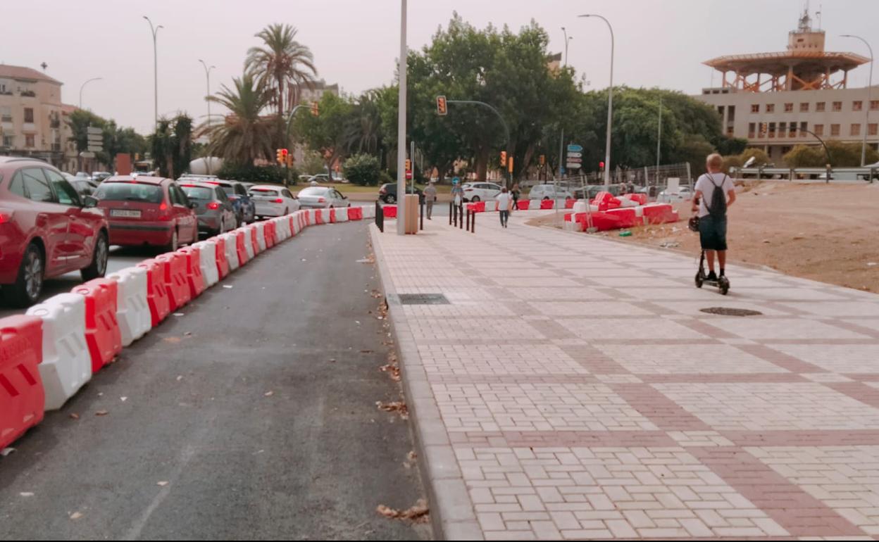 Delimitación del trazado del carril bici por la calle Virgen de la Cabeza. 