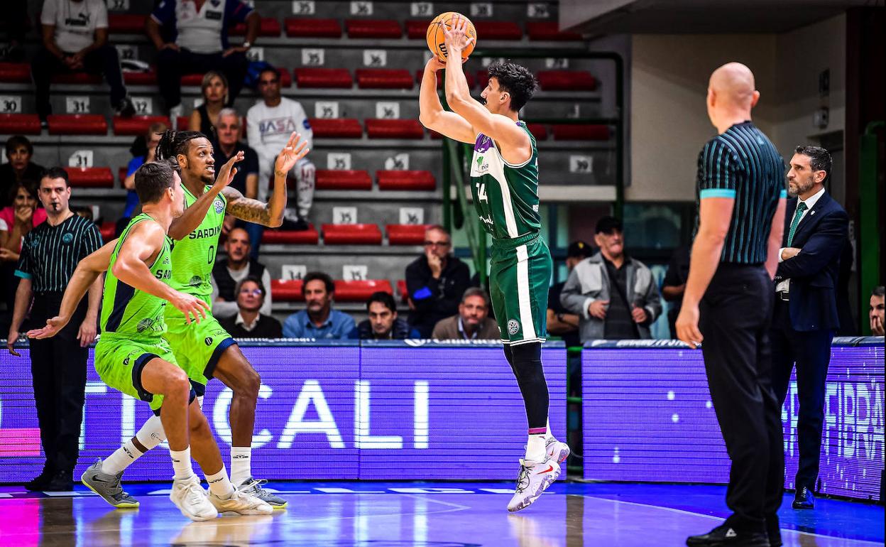 El entrenador del Unicaja, Ibon Navarro, observa el encuentro de su equipo contra el Dinamo Sassari.