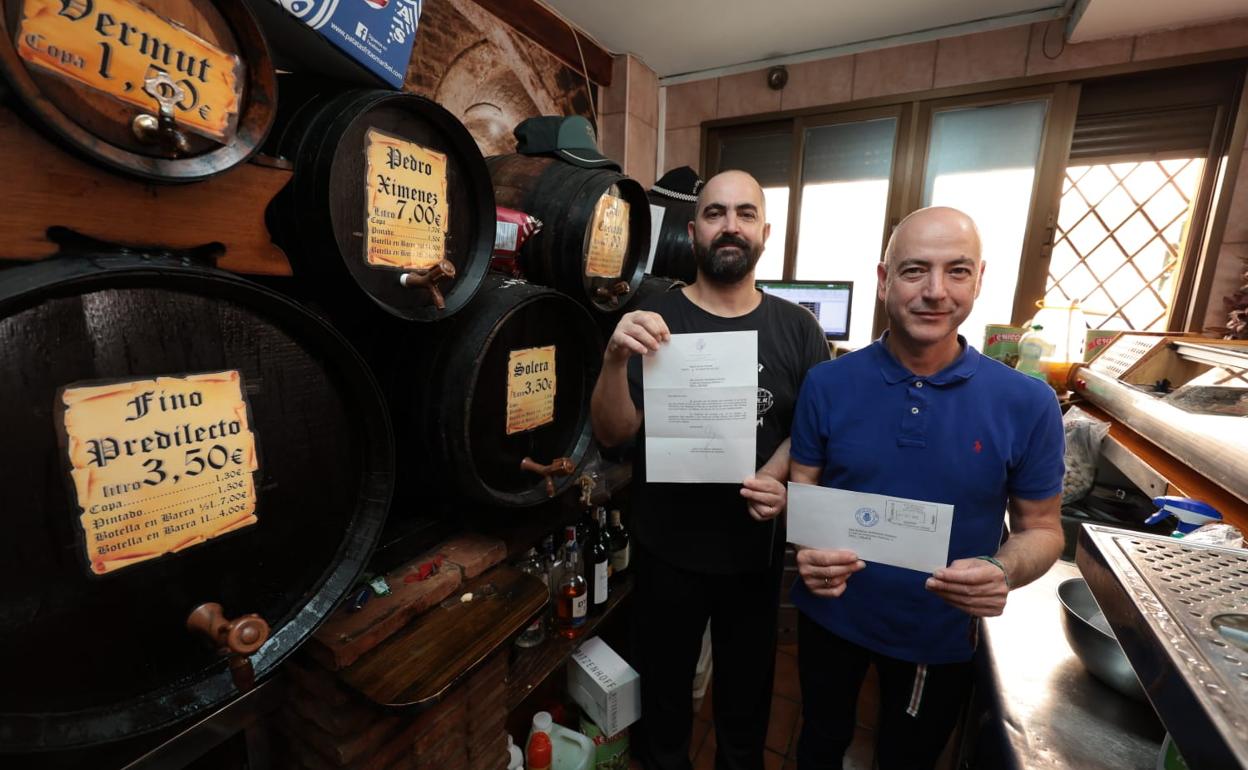 Los hermanos Juan Diego y José Madrid muestran la contestación de la Casa Real. 