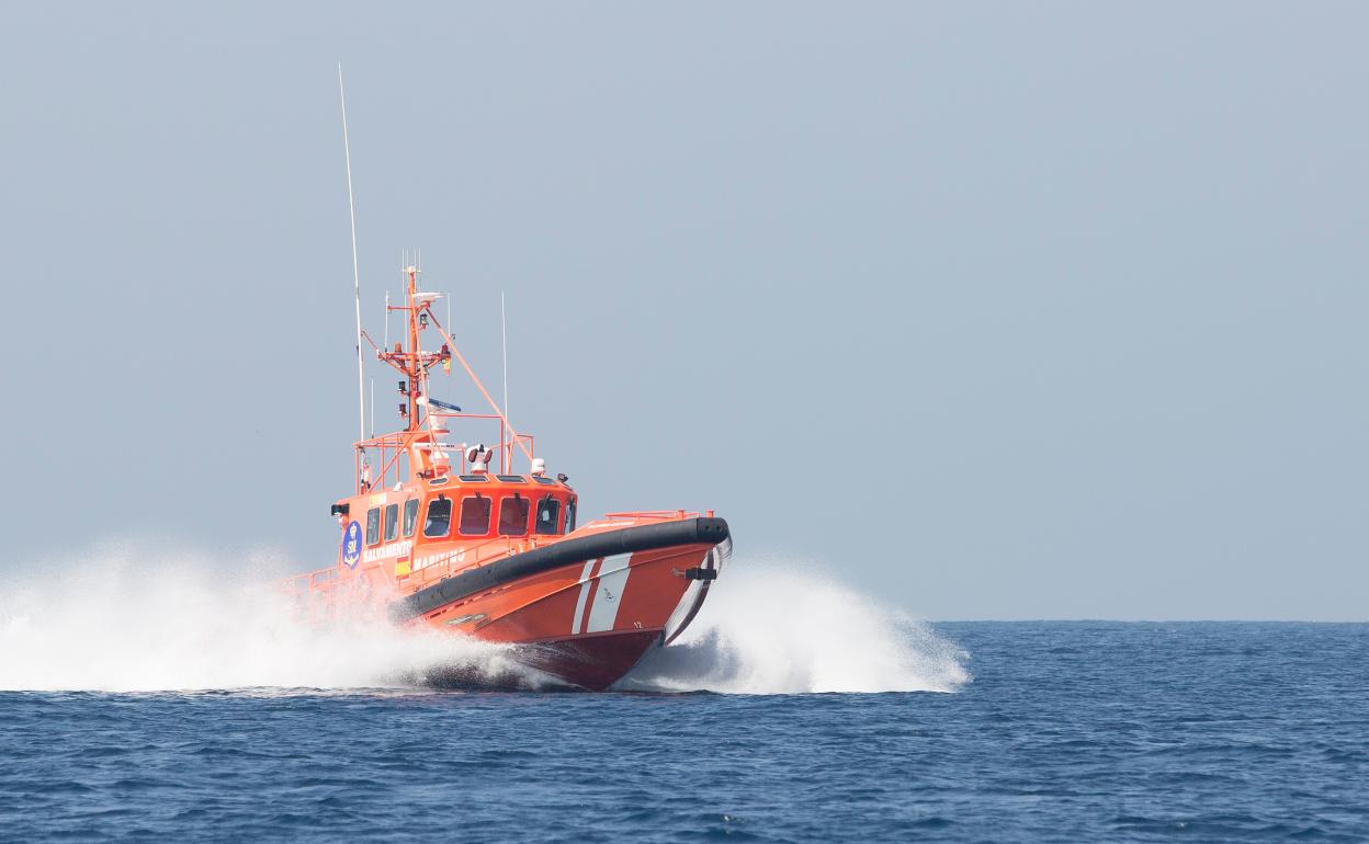 Rescatan a 28 personas, dos de ellos menores, a bordo de una patera a 50 millas de la costa de Málaga