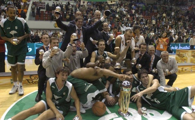 Los jugadores del Unicaja celebran el título de la Copa conquistada en Zaragoza. 