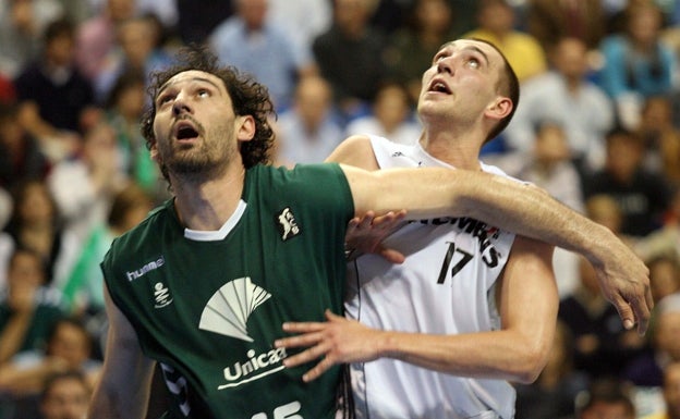 Garbajosa y Hervelle lucha por un rebote en un partido de la temporada 2005-2006. 
