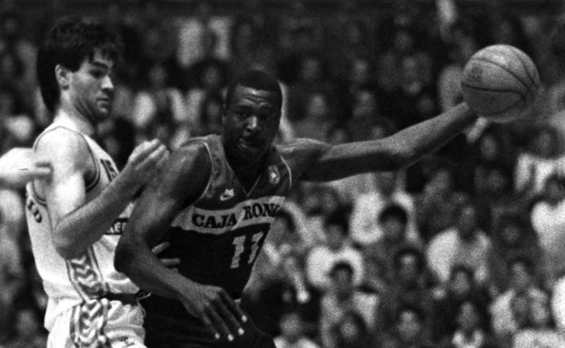 Antonio Martín defiende a Ricky Brown en un Caja de Ronda-Real Madrid.