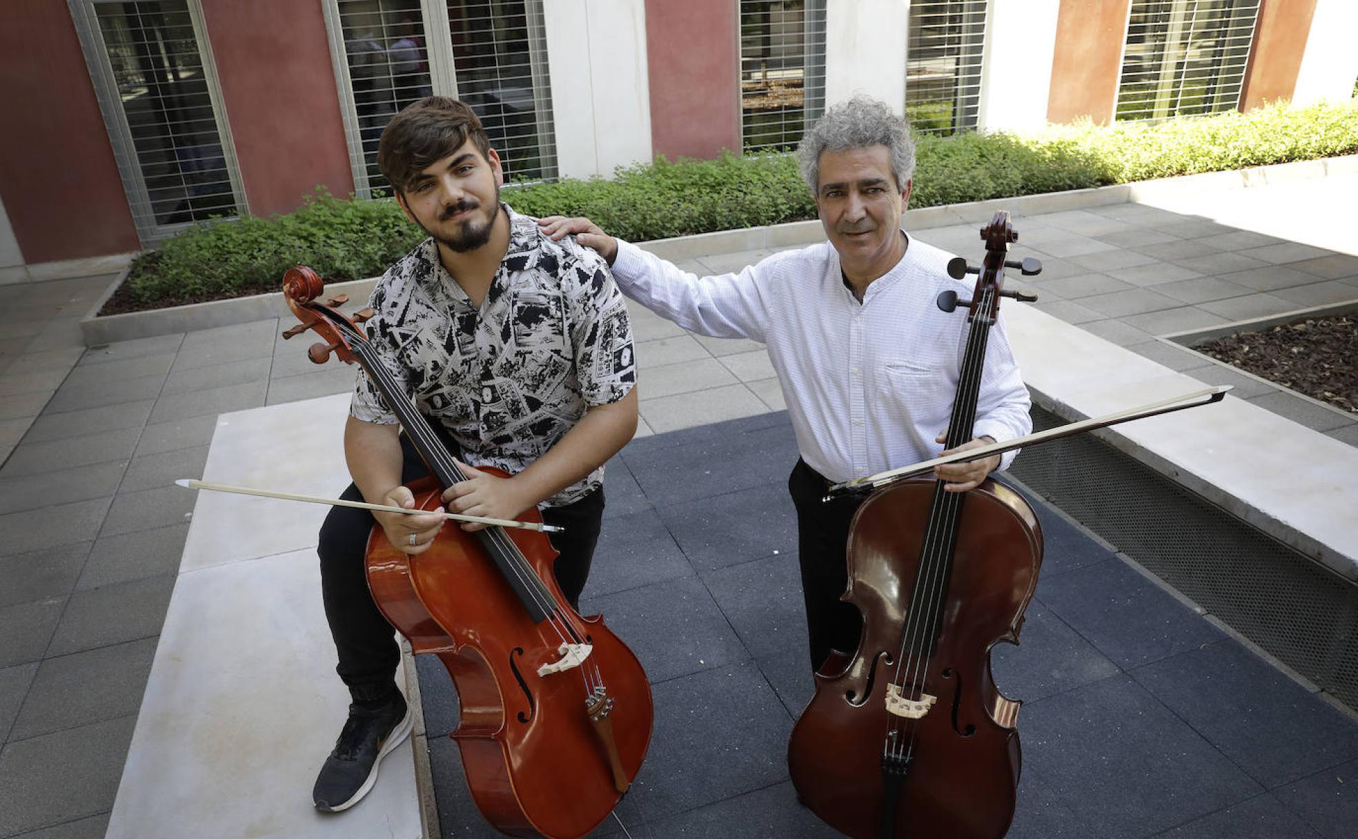 Emilio y Juan Manuel Mármol, padre e hijo, en uno de los patios del conservatorio Martín Tenllado, donde han estudiado. 