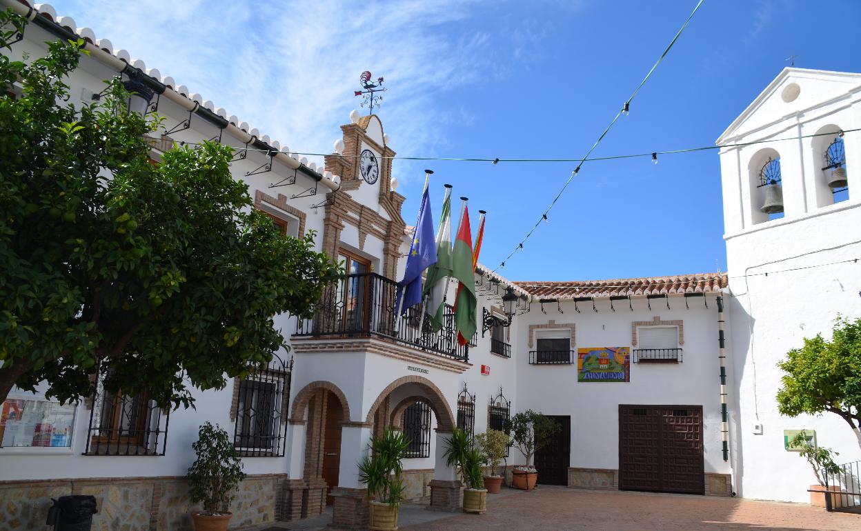 Fachada principal del Ayuntamiento de Alcaucín. 