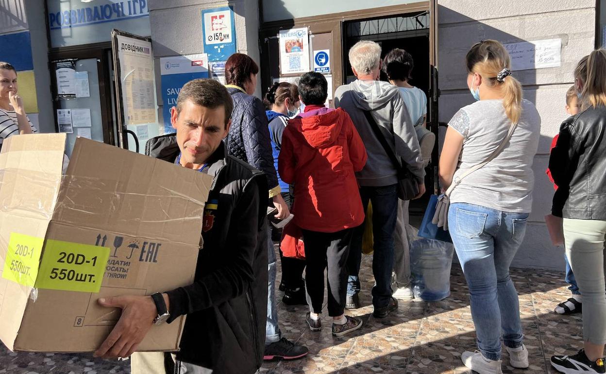 El tránsito de gente es constante en el centro de acogida de Odesa. 