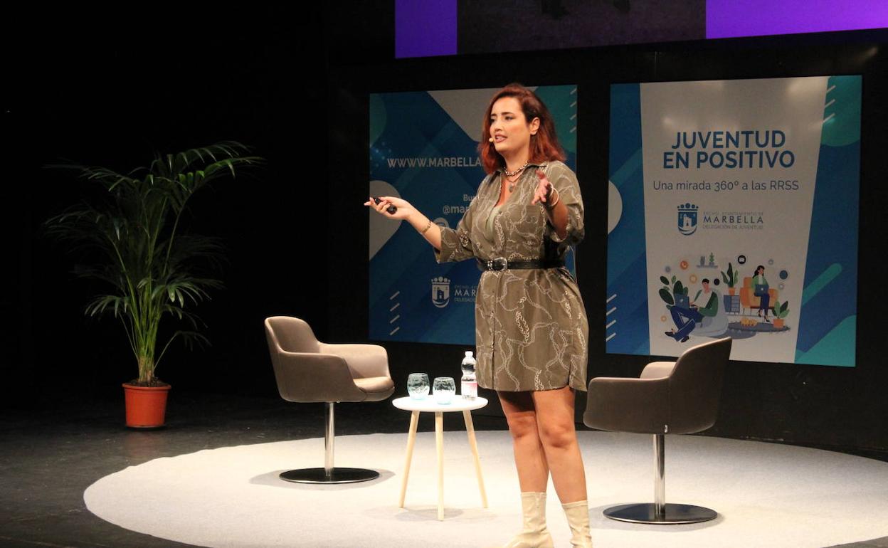 La influencer marbellí, Marina Llorca, en el Teatro Municipal. 