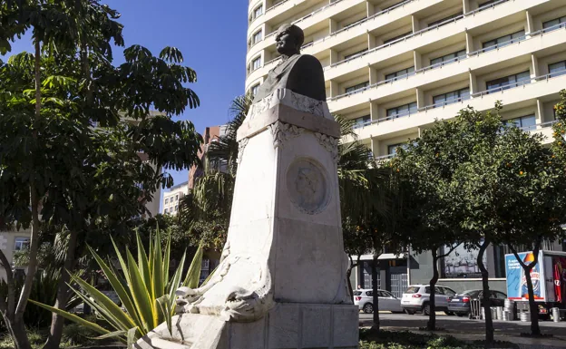 Imagen principal - Arriba, monumento a Carlos Larios en el Parque. Abajo, mausoleo de la familia Larios, en el Cementerio de San Miguel. Al lado, detalle del arco de entrada a calle Larios el día de su inauguración, en la que sí estuvo el marqués de Guadiario. 