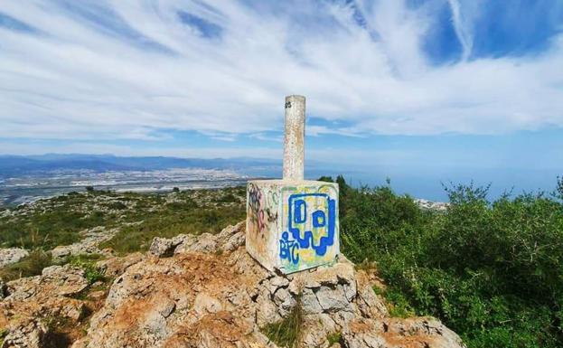 Imagen principal - El pico Paloma es el techo de la sierra de Churriana con 598 metros sobre el nivel del mar. Abajo, la gineta es uno de los mamíferos que tiene su hábitat en esta sierra. Y tejón captado junto a uno de los bebederos instalados por la asociación.