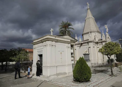 Imagen secundaria 1 - Arriba, monumento a Carlos Larios en el Parque. Abajo, mausoleo de la familia Larios, en el Cementerio de San Miguel. Al lado, detalle del arco de entrada a calle Larios el día de su inauguración, en la que sí estuvo el marqués de Guadiario. 