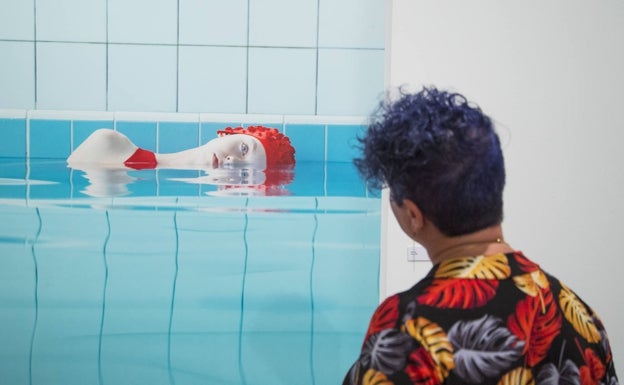 La simetría y el reflejo, características propias de Svarbova. Aquí, su fotografía 'Belleza roja' de 2018. 