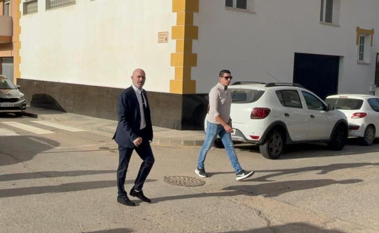 Sergio Ruiz (derecha), al llegar a los juzgados en compañía de su abogado, Juan José Moreno. 