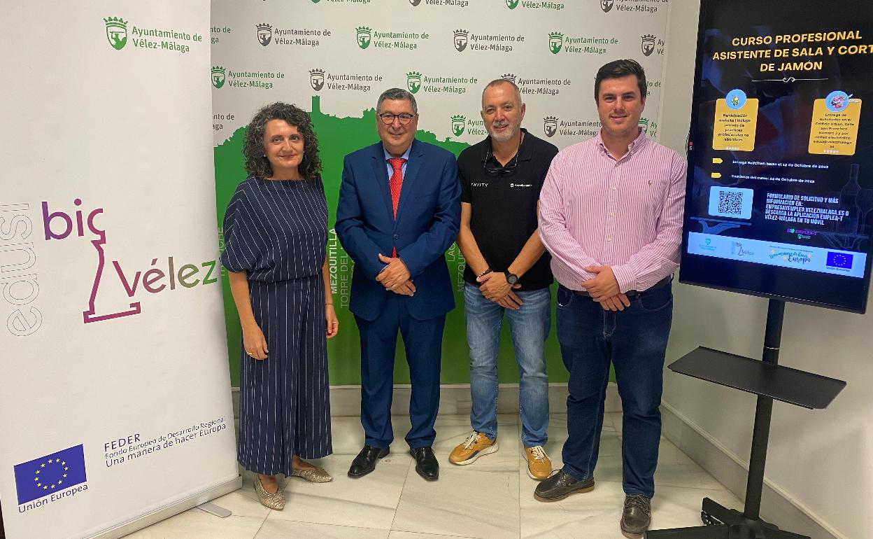 Acto de presentación de los nuevos cursos de formación que se impartirán en Vélez-Málaga. 