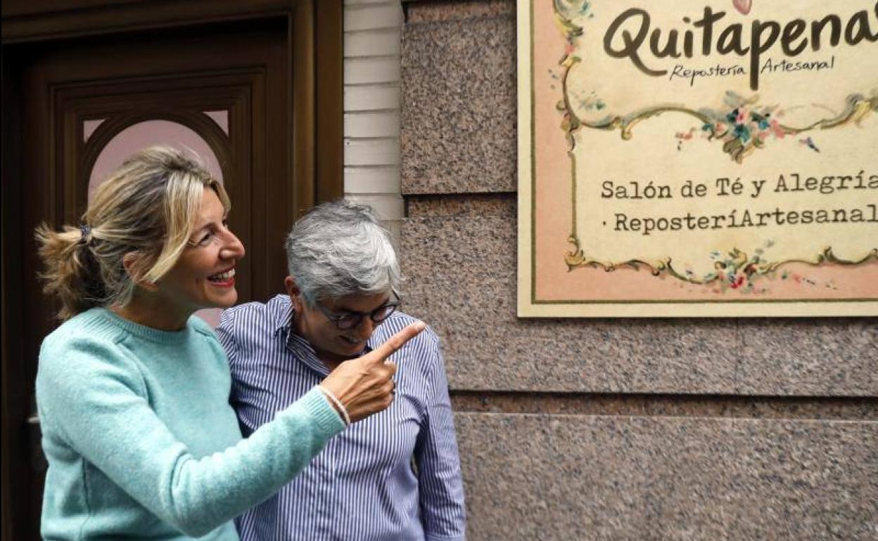 La vicepresidenta segunda, Yolanda Díaz, este viernes en GIjón junto a la alcaldesa socialista, Ana González.