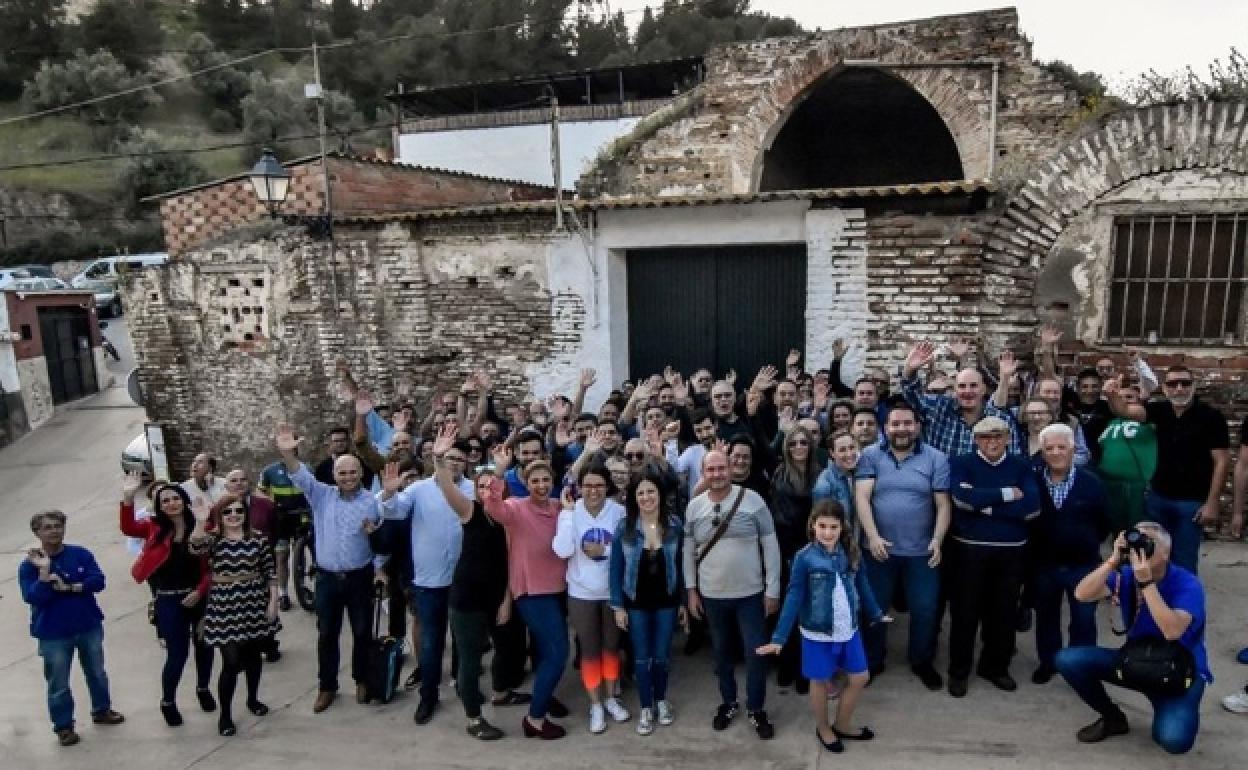 Integrantes de la asociación de Amigos de San Sebastián, en una imagen de archivo, junto a los restos de la ermita. 