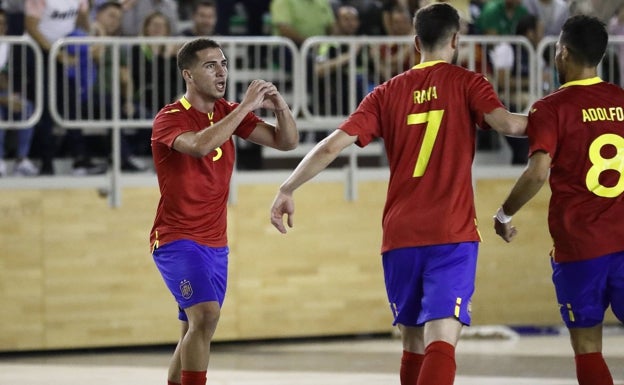 Pablo Ramírez celebra su gol con un gesto característico suyo. 