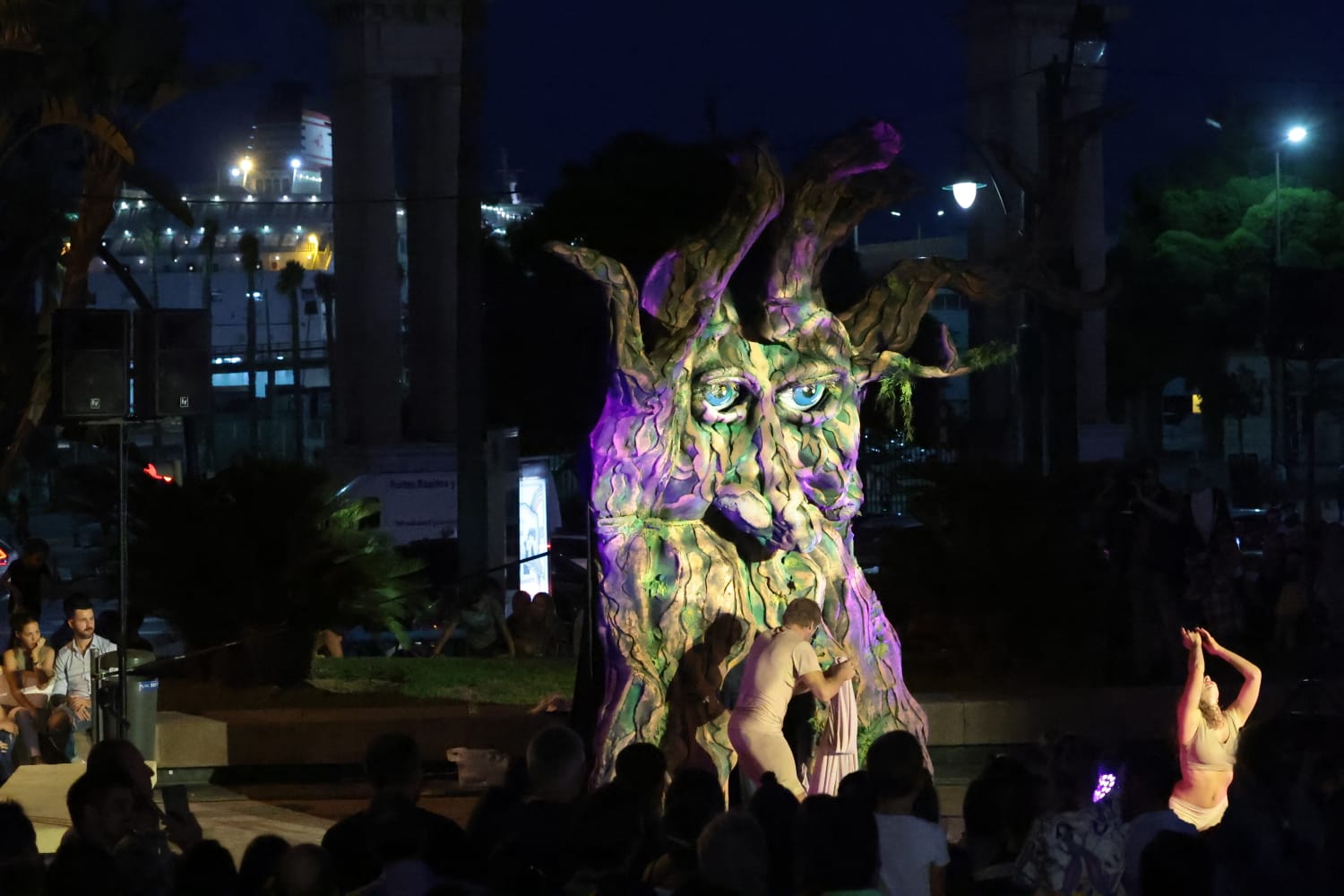 Un centenar de propuestas celebran el reencuentro de la ciudad con la fiesta cultural nocturna tras el largo parón de la pandemia