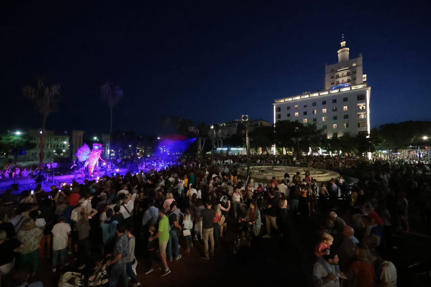 Un centenar de propuestas celebran el reencuentro de la ciudad con la fiesta cultural nocturna tras el largo parón de la pandemia