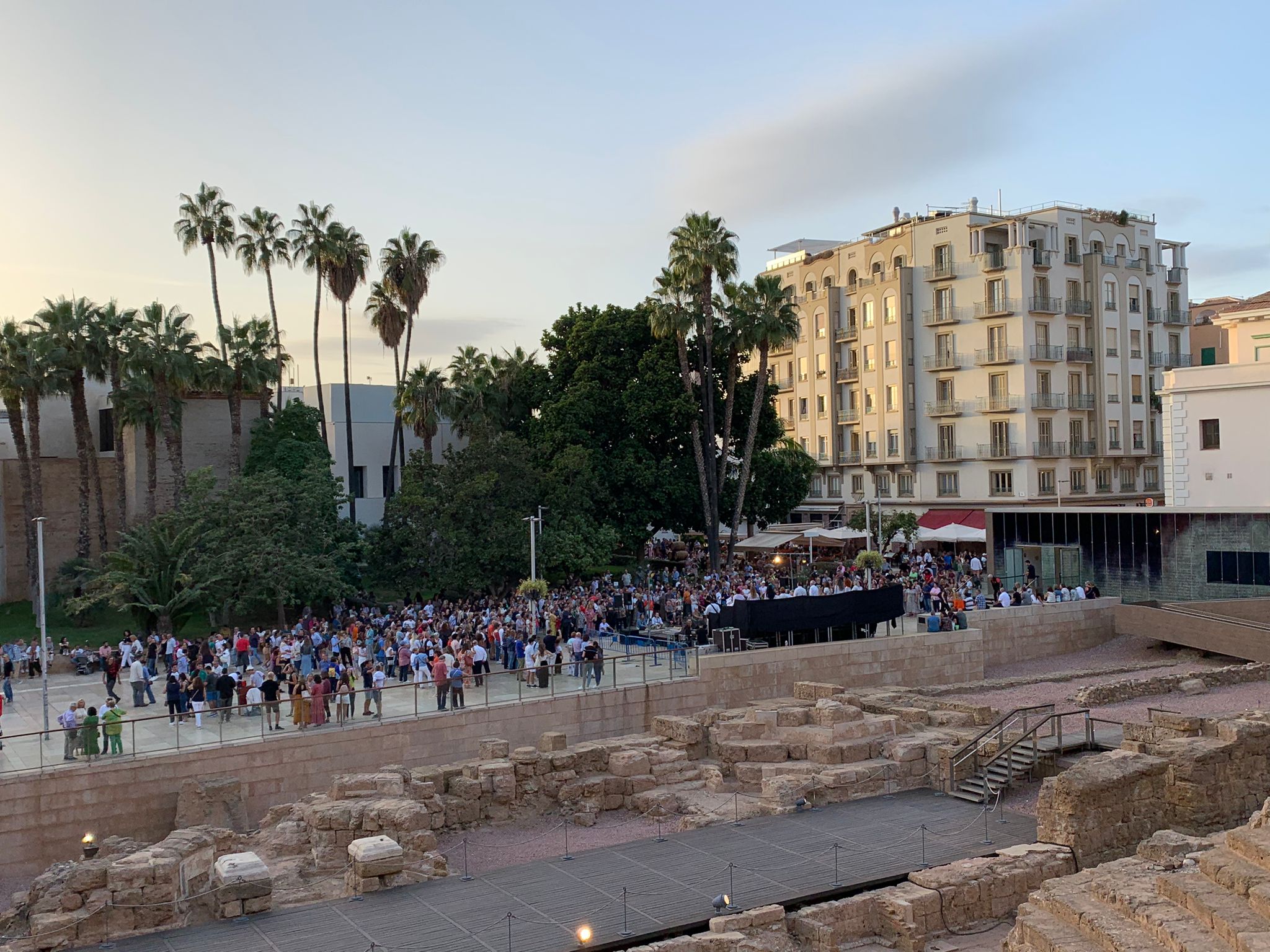 Un centenar de propuestas celebran el reencuentro de la ciudad con la fiesta cultural nocturna tras el largo parón de la pandemia