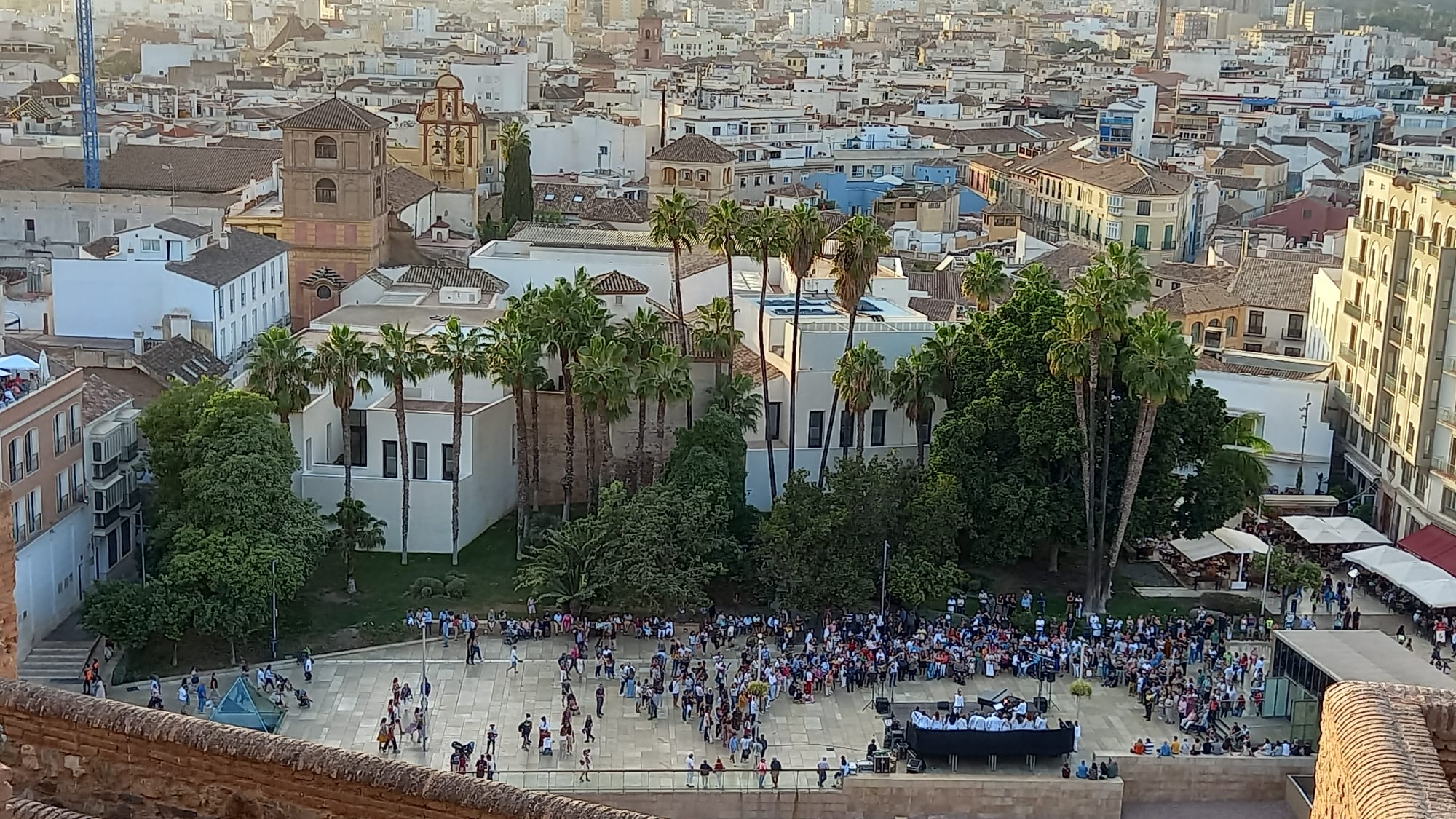 Un centenar de propuestas celebran el reencuentro de la ciudad con la fiesta cultural nocturna tras el largo parón de la pandemia