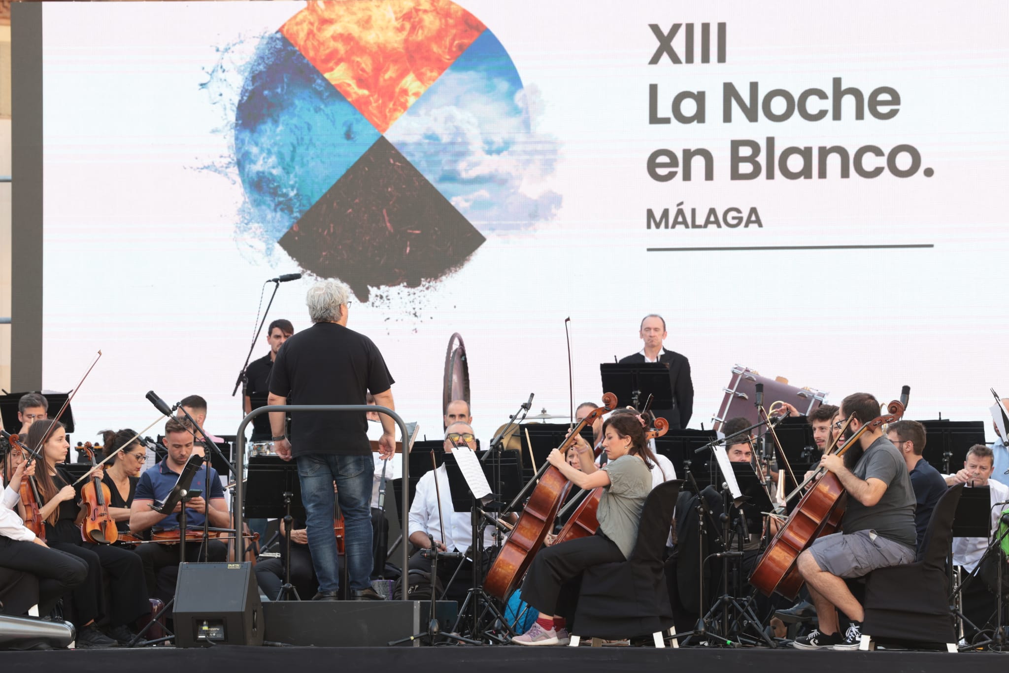 Un centenar de propuestas celebran el reencuentro de la ciudad con la fiesta cultural nocturna tras el largo parón de la pandemia