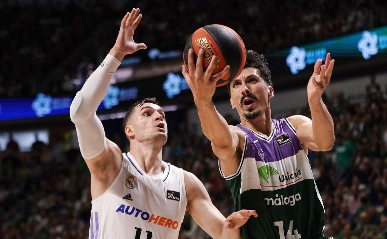 Hezonja trata de impedir la canasta de Djedovic en el partido jugado en el Palacio de los Deportes.