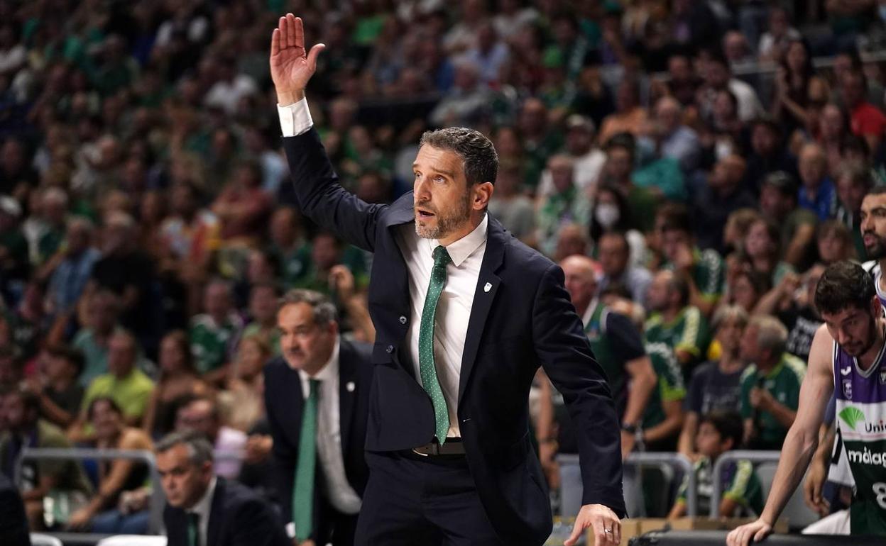 Ibon Navarro protesta una decisión de los árbitros. 