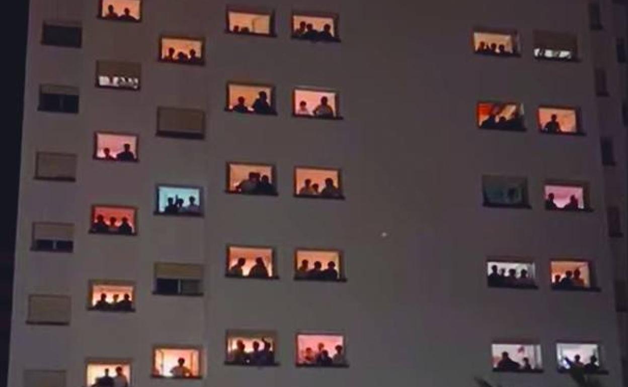 Parte de la fachada del colegio mayor Elías Ahuja, con los universitarios lanzando improperios. 