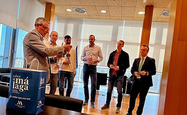 Salado, junto a Salvo, Brizuela, Jiménez, Díaz y Sánchez Cañete este lunes por la tarde. 