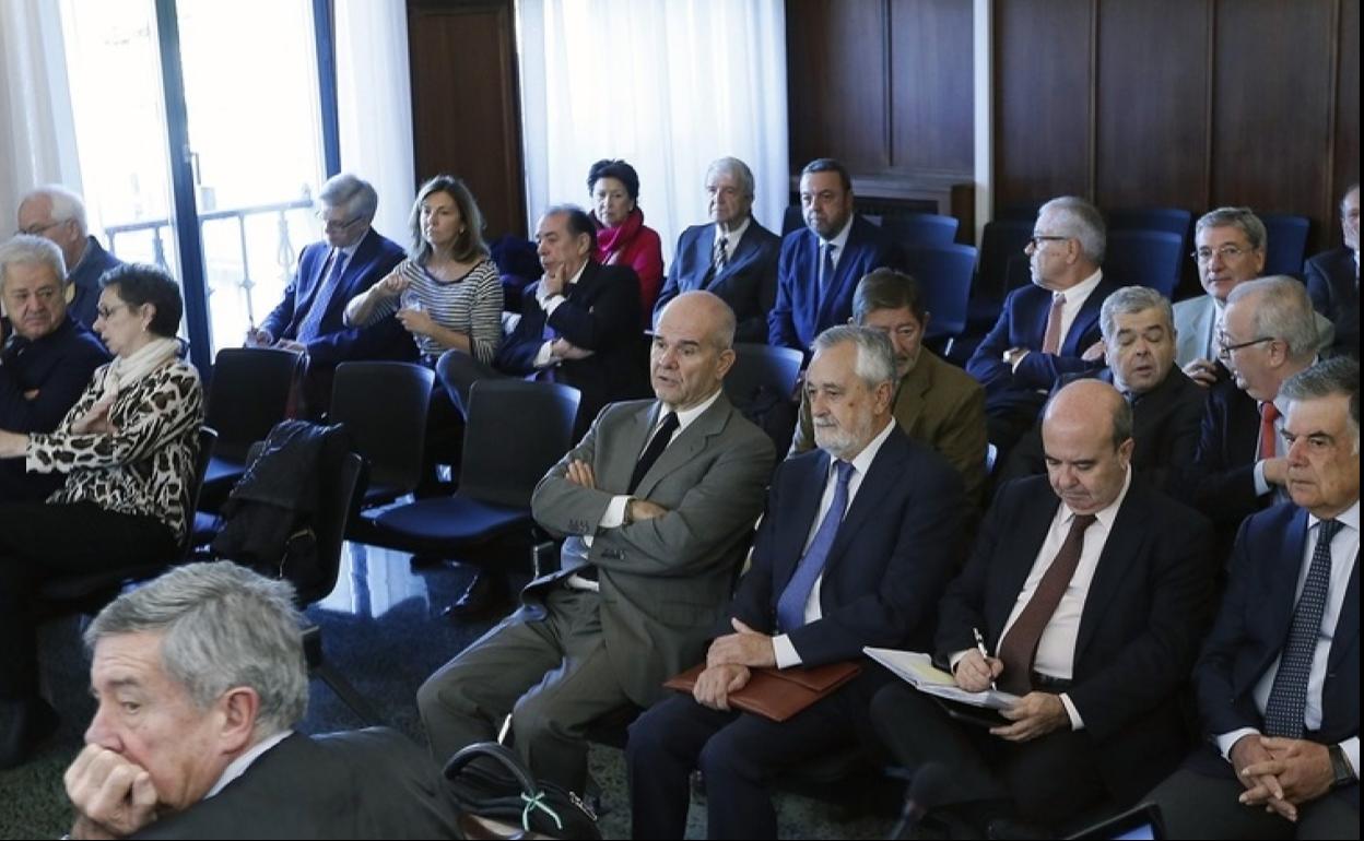 Acusados en el caso ERE durante el juicio en la Audiencia de Sevilla, con Chaves y Griñán en primera fila 