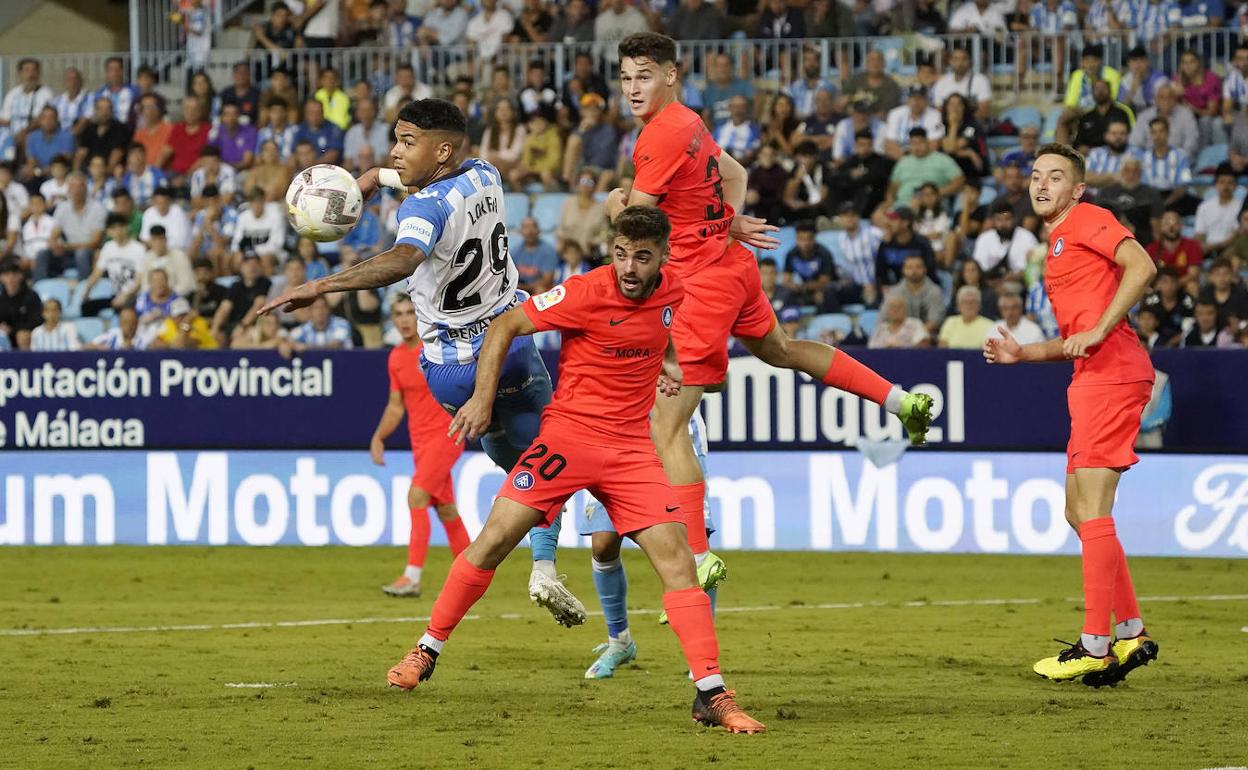 Una acción de Loren el domingo, en su primer partido como titular. 