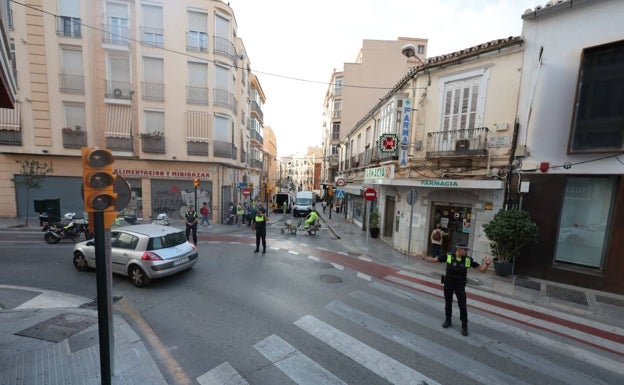 El corte de la calle Ollerías para proceder al cambio de sentido se ha producido a las ocho y media de la mañana. 