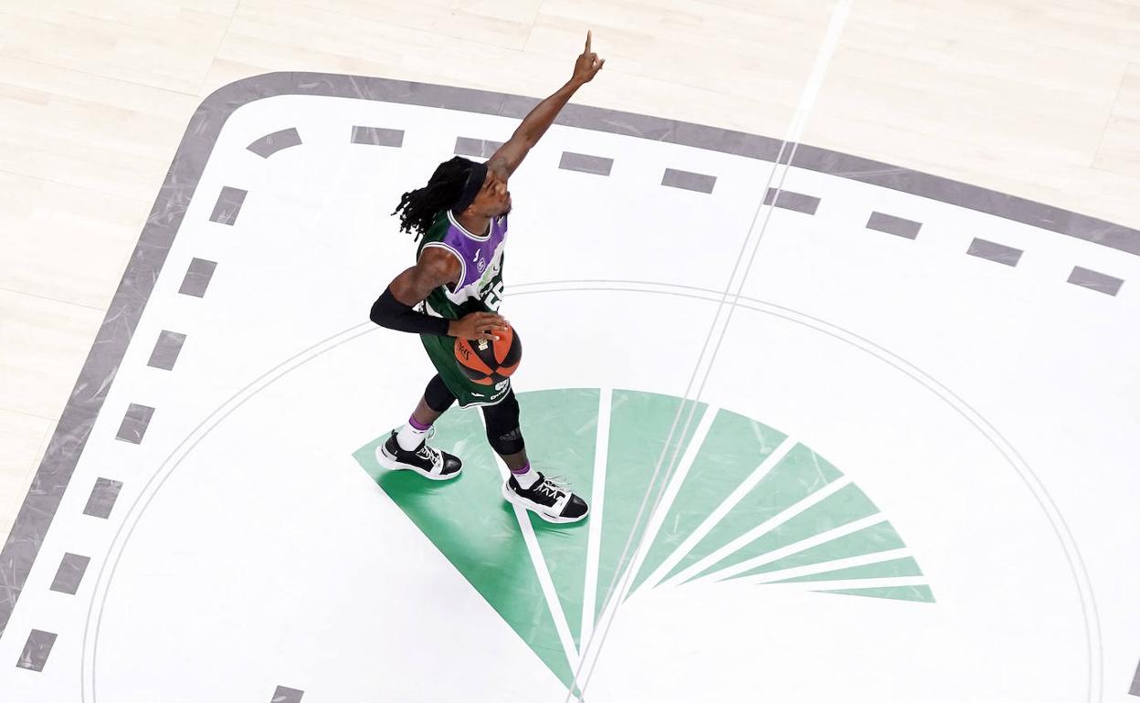 Kendrick Perry dirige la jugada en el duelo ante el Real Madrid del domingo. 