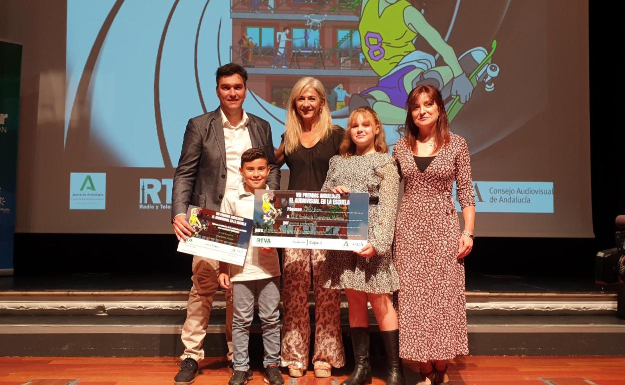 Los alumnos Amaya e Ismael, la profesora Carmen García y el director del CEIP Andalucía, Francisco José Gutiérrez, con la consejera de Educación, en la entrega de los premios. 