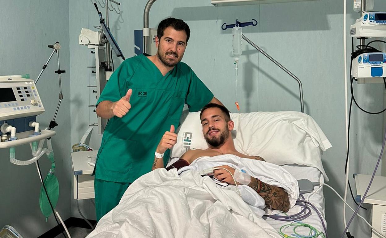 Víctor Olmo, después de la operación practicada esta tarde en su rodilla derecha, junto al médico Abel Gómez Cáceres. 