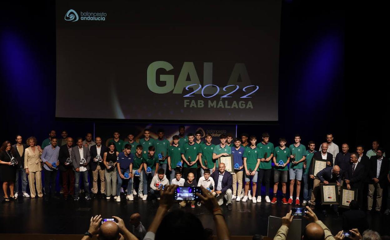 La foto de grupo con todos los premiados en la Gala del Baloncesto Provincial de ayer. 