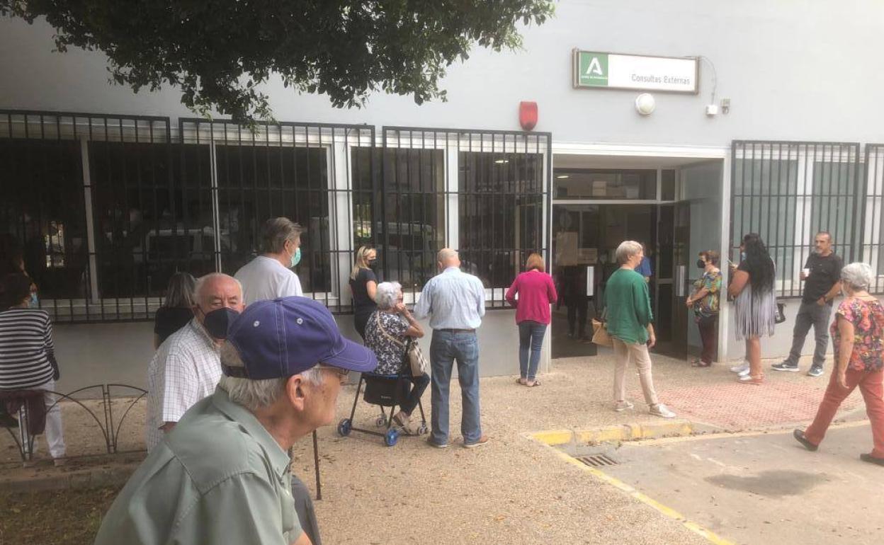 Pacientes de oftalmología del Clínico espera en un patio ser atendidos. 