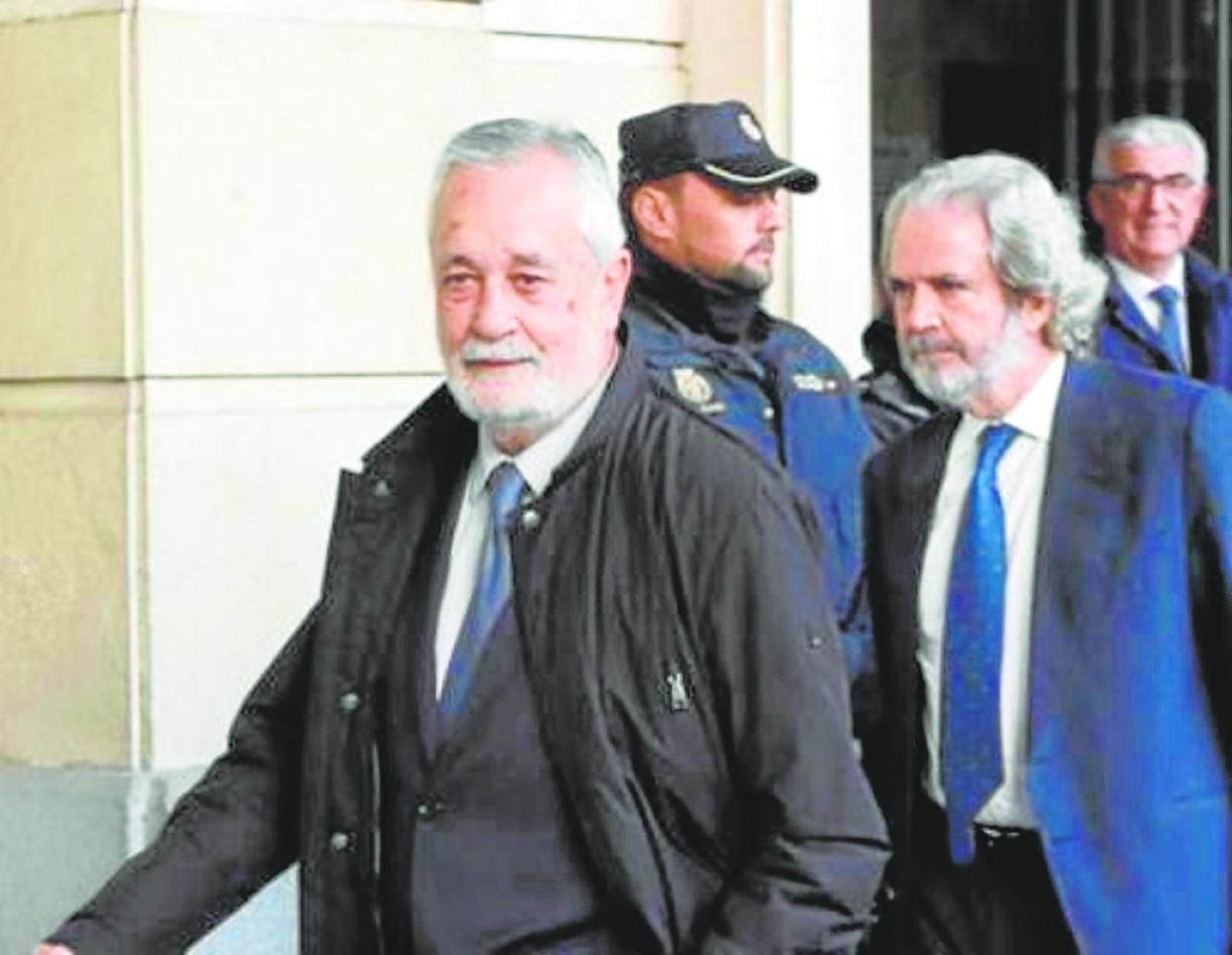 El expresidente socialista de la Junta José Antonio Griñán a las puertas de la Audiencia de Sevilla. sur