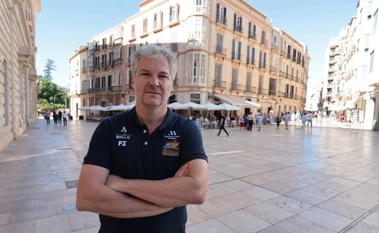 El presidente del club de bádminton benalmadense, Daniel Alcover, en el Centro de Málaga, antes de la entrevista con SUR. 