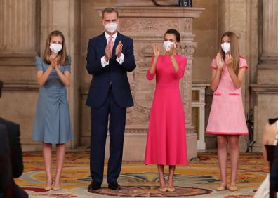 Imagen secundaria 1 - Arriba, doña Letizia con el vestido de Vogana en la ofrenda al Apóstol. Abajo, Leonor, a la izquierda, con un vestido de la firma andaluza. A la derecha, Sofía este miércoles. 